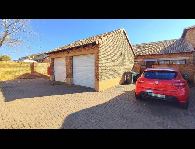 2 BEDROOM TOWNHOUSE FOR SALE IN MONAVONI